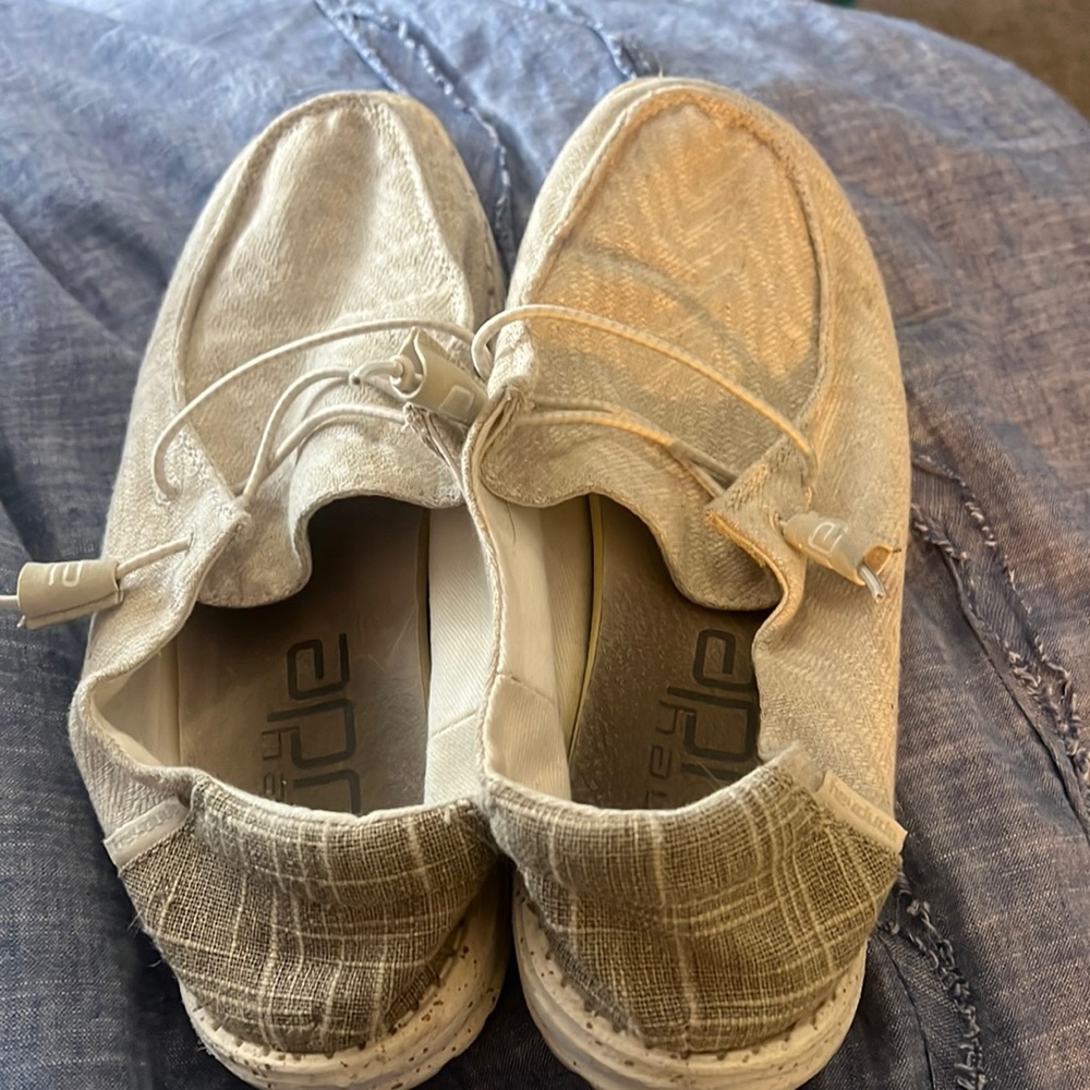 womens size 8 hey dudes